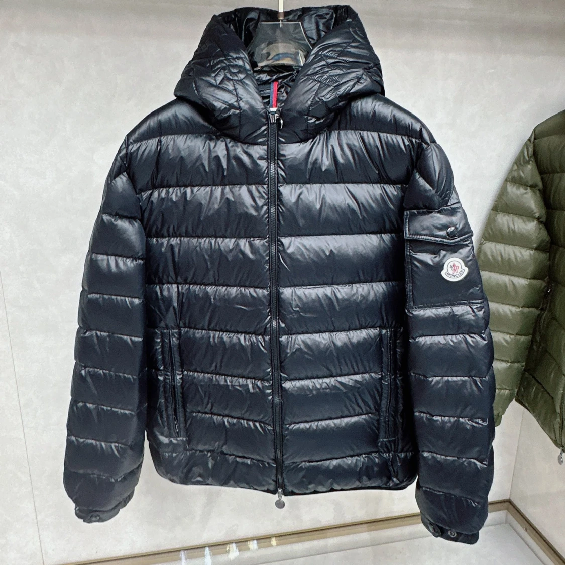 Svart Moncler pufferjacka med huva