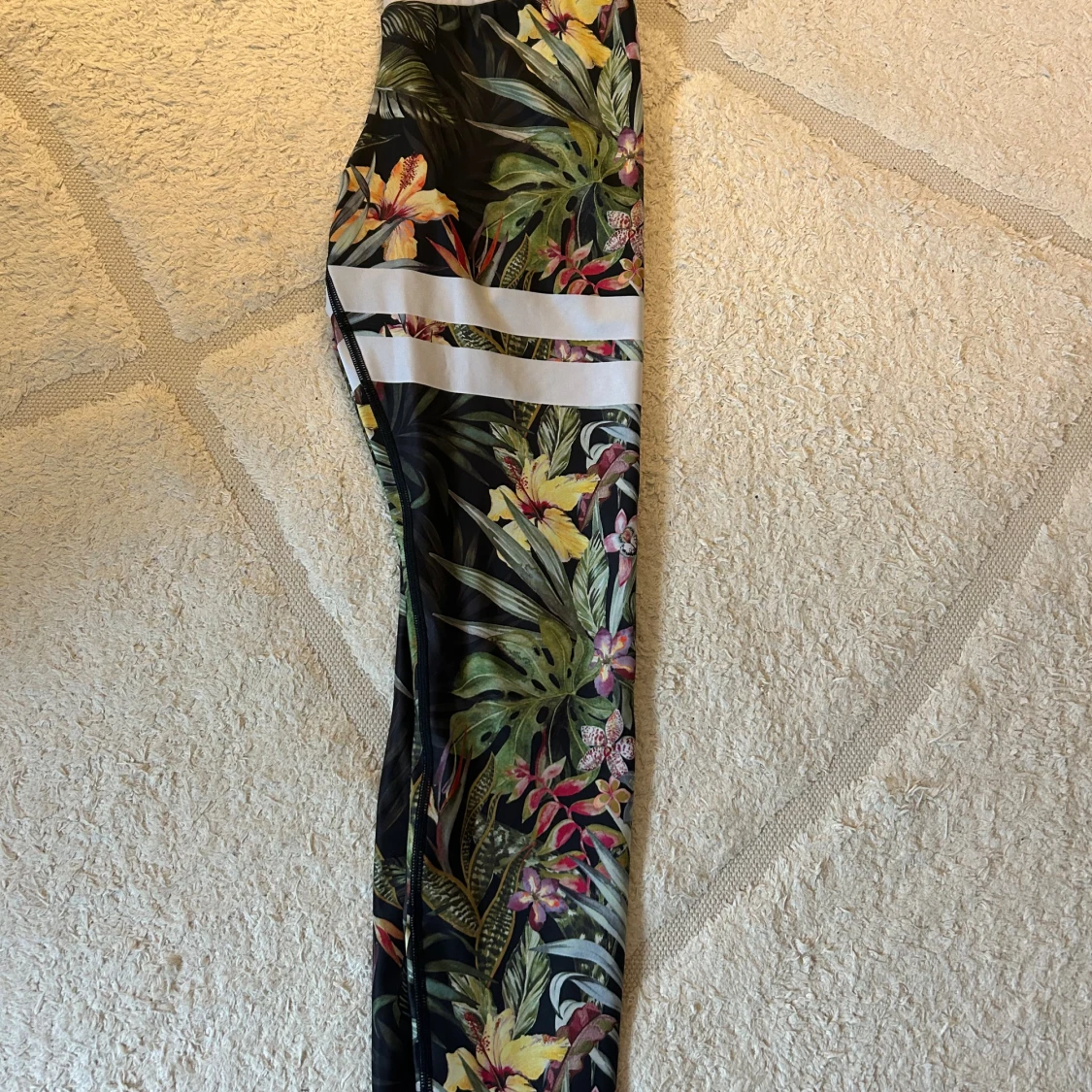 STRONGER leggings med tropiskt mönster - 1