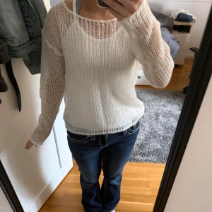 Ihålig stickad tröja - Superfin stickad tröja från Brandy melville med ett ihåligt mönster. Använd en gång. Onesize men passar mig lite oversize som har Xs/S vanligtvis (se bild för passform). Går jättebra att buda!