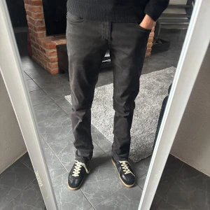 Replay jeans - Säljer ett par svarta Replay jeans i bra skick. Jeansen har en skön passform och är tillverkade i stretchigt jeansmaterial för extra komfort. Perfekta för dig som gillar stilrena och bekväma byxor. Hör av er vid frågor!