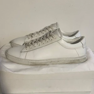 Vita sneakers från Oliver Cabell - Skick 9/10. Box och dustbag ingår. Hör av dig vid funderingar🤗