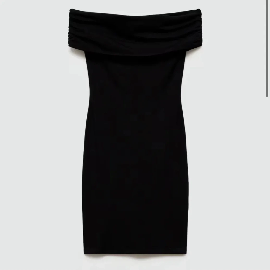 Svart offshoulder kort klänning från mango - 1