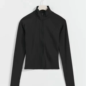 Zip tröja - SSoft touch – second skin comfort. Långärmad topp med dragkedja fram. Toppen är svart och har figurnära passform. Den har hög krage, ribbad kvalitet och tumhål. Från Gina tricot. Köp helst ej via Bring!