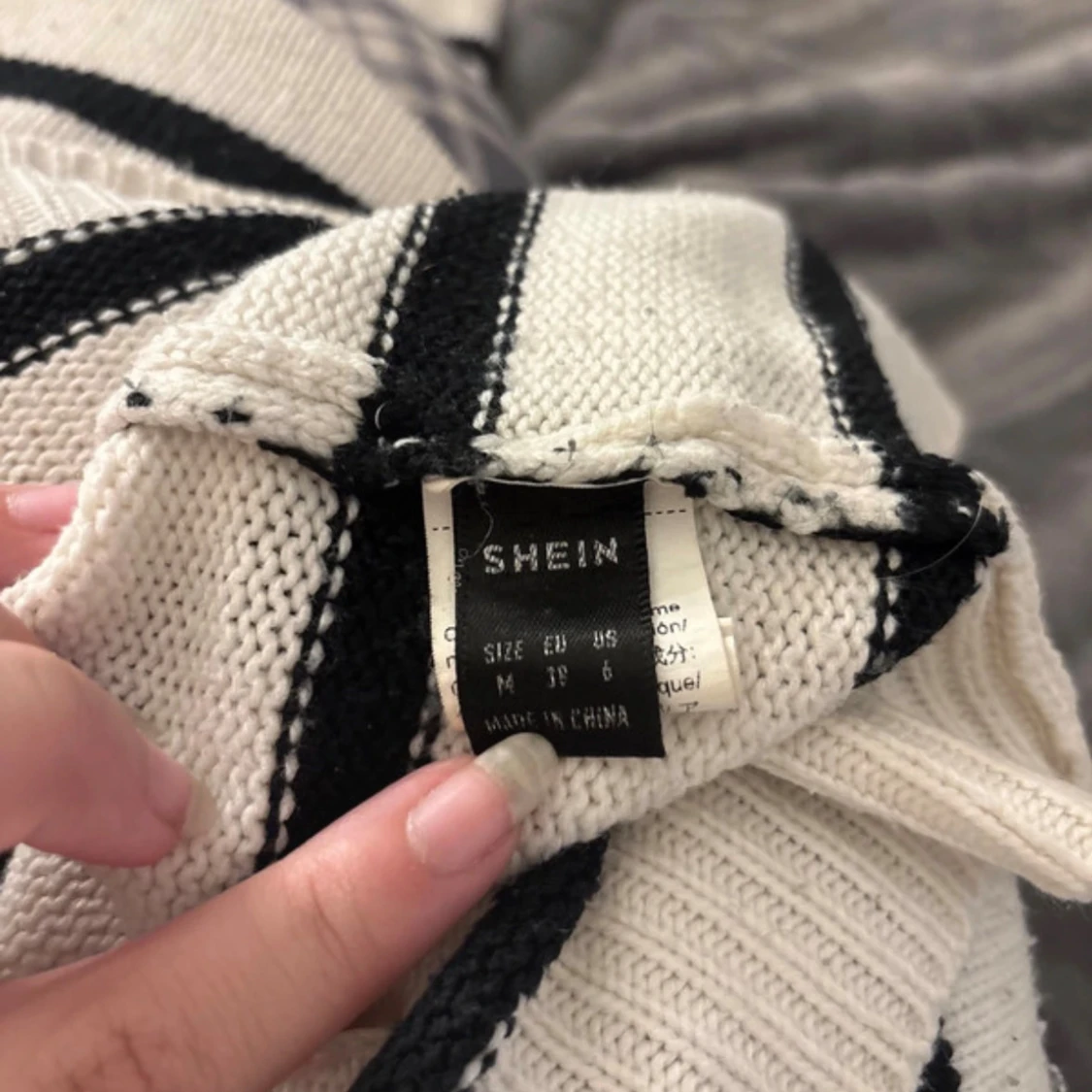 Randig stickad tröja - 1