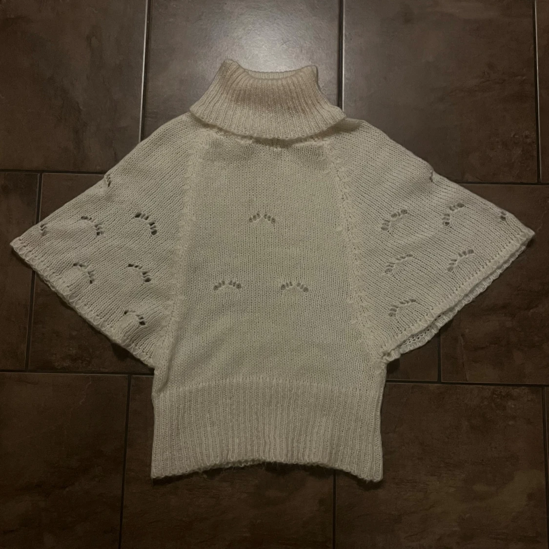 Vit stickad polotröja med vida ärmar i ullmix - 1