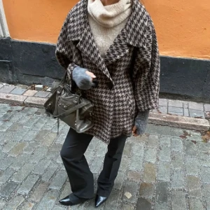 Oversized rutig kappa med trekvartsärm - Rutig kappa med 3/4 armar. Köpt på en butik i London för 1500 och den är i väldigt bra kvalitet då den knappt är använd. Det står 34 men sitter oversized på mig som bär S❣️