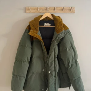 Acne studios jacka - Jättefin jacka grön jacka från acne studios. Dragkedjan är trasig och går att fixa för några hundra på ett skrädderi, annars har jackan även rejäla knappar hela vägen som går att använda. Nypris är runt 10 000 kr, mitt pris endast är 2500!