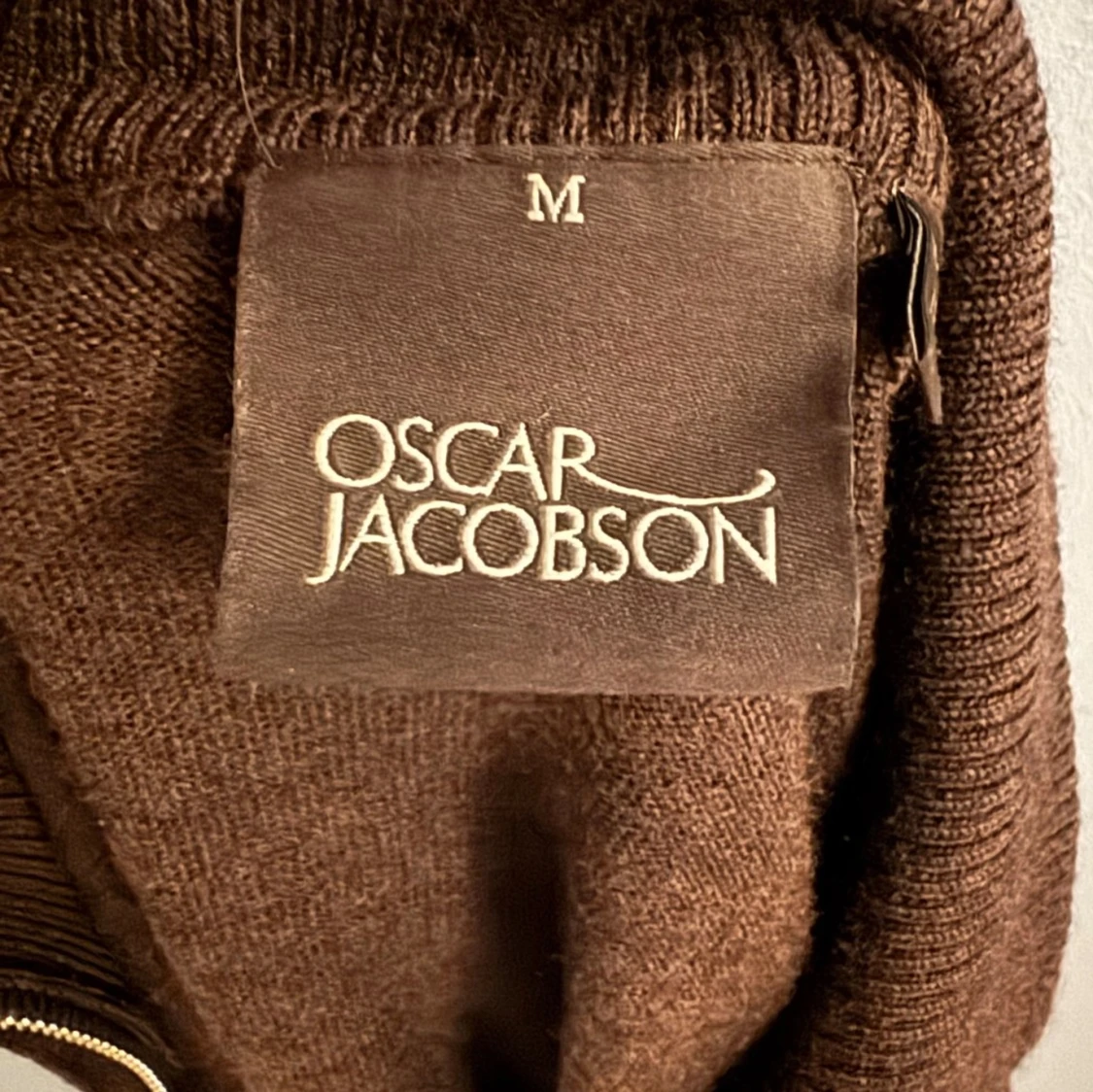 Brun stickad half zip från Oscar Jacobson
