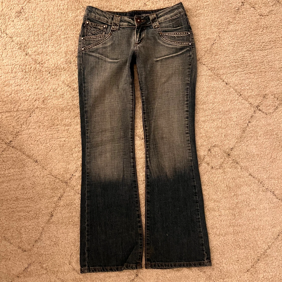 Lågmidjade utsvängda jeans - 1