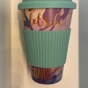 Let's Be Mermaids Takeaway Mug - Oanvänd återanvändbar färgglad takeaway-mugg med texten 'Let's be Mermaids' och motiv av sjöjungfrur