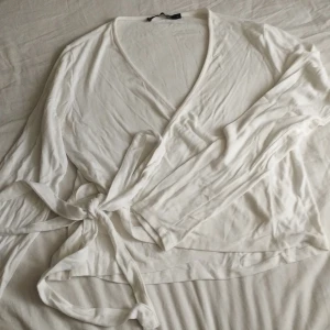 En knyt tröja från lager  - En vit knyt tröja från lager 157 i storlek L. Använd några gånger. 