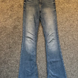Blå bootcut jeans - Blåa bootcut jeans från Vero Moda i superfint skick  Stl S längd 34 Är 175 och jeansen är i jätte bra längd på mig