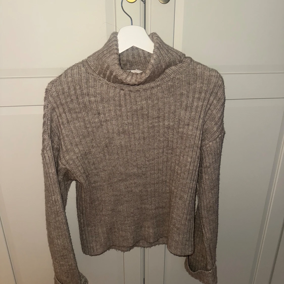 Grå ribbad polotröja från NA-KD - 2