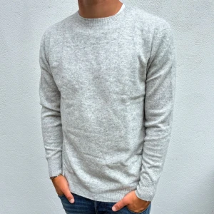 Kashmir tröja - Ljusgrå Kashmir tröja i storlek L! Grymt skick, endast testad! Hör av dig vid frågor!