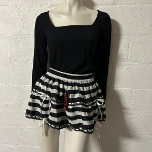 Randig kortkjol från Poizen i onesize - Helt ny kjol från Poizen. Storlek onesize, resår i midjan. 