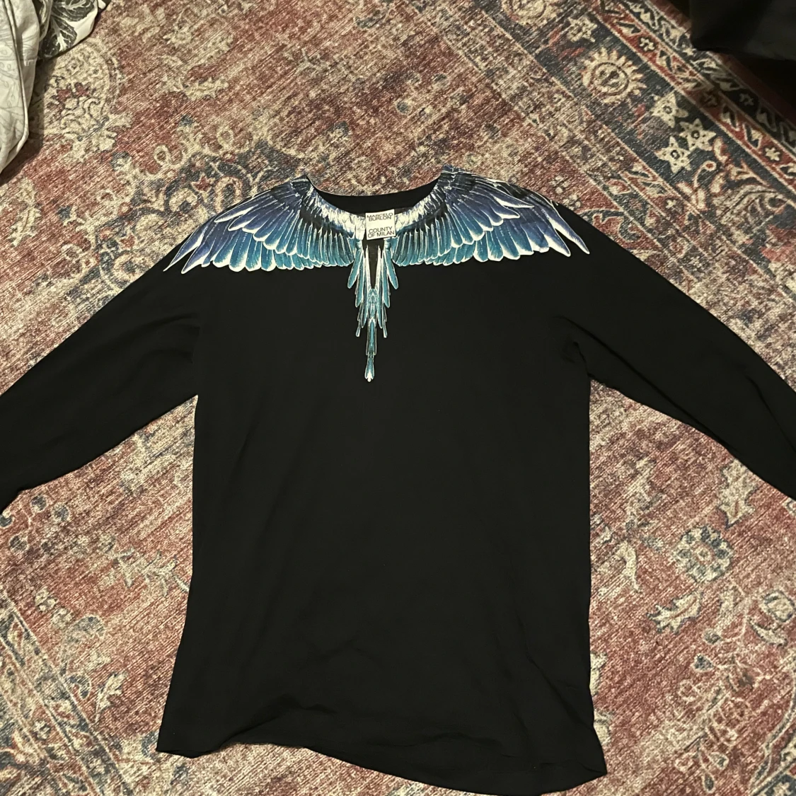 Svart tröja med blått vingtryck Marcelo Burlon