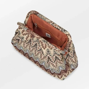 INTRESSEKOLL på clutch från Beck Söndergaard - Unik clutch med ett detaljerat mönster i beige, brunt och inslag av grått. Perfekt för att bära dina essentials och har en praktisk innerficka med dragkedja.