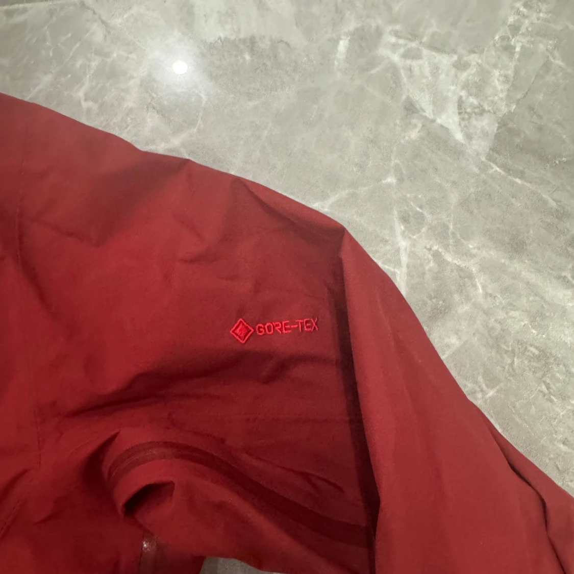 Röd Arc'teryx Gore-Tex vindjacka - 2