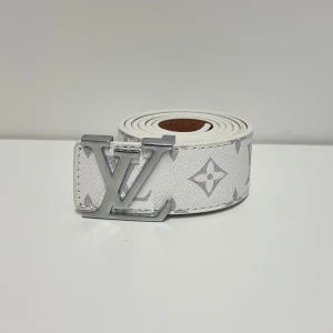 Lv Bälte - Hejsan, säljer ett helt nytt bälte aldrig tidigare använd. Storlek 110cm. Postar alltid inom 24h efter köpet. Skriv gärna om du har fler frågor.