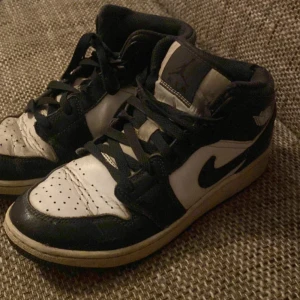 Nike Air Jordan 1 svartvita sneakers - Dom är lite slitna där fram som man ser på bilden, kom med pris förslag!💕