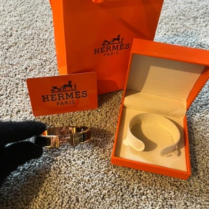 H armband - Helt ny & Oanvänd ✔️, Unisex (för män & kvinnor), Kommer med tillbehör 🏷️, skickas inom 1 dag 📦, kontakta gärna för mer info ☺️