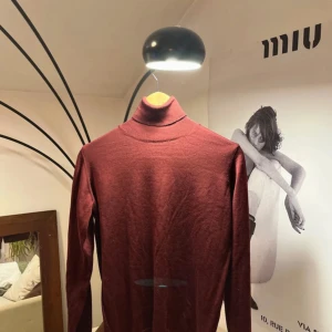 Oscar Jacobson polotröja - Säljer en stilren vinröd polotröja från Oscar Jacobson i storlek S. Tröjan har lång ärm och klassisk polokrage, tillverkad i mjuk och tunn ull som känns skön mot huden. Perfekt för dig som gillar minimalistisk och tidlös design.