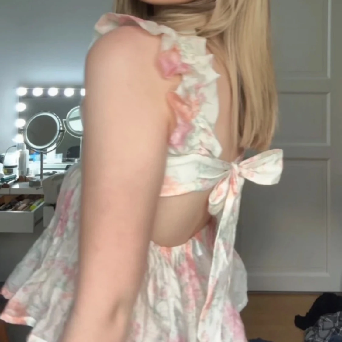 Blommig volangtopp med rosett