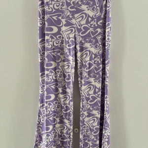 Byxor  - Säljer ett par byxor i lila/vit hjärtmönster från Shein  Endast använda en gång så i skick som nytt Stl XL