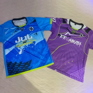 Jul T shirts - Feta Jul Tröjor i lila och blå passar bra till storlek S. Båda för 375kr