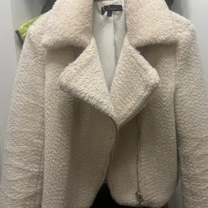 Beige teddyjacka från Lulus - Säljer en fluffig och mysig teddyjacka från Lulus i beige färg.
