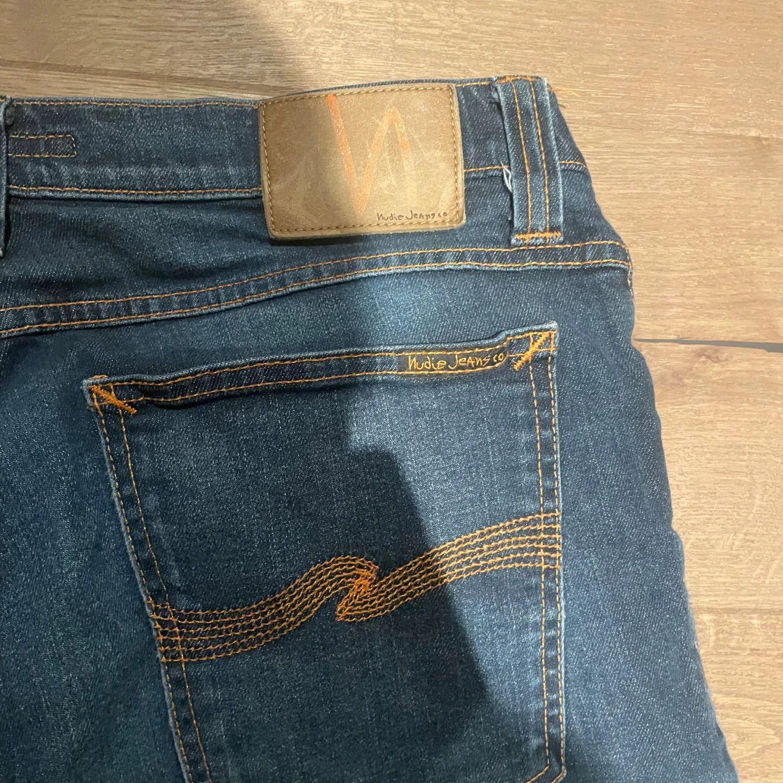 Blå Nudie Jeans 32/32 med orange sömmar - 1
