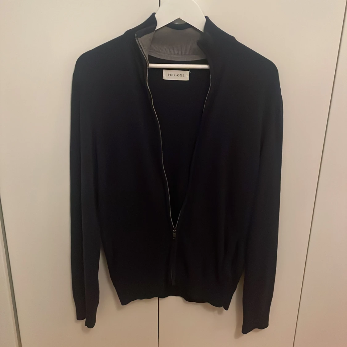 Mörkblå tröja med dragkedja - 1