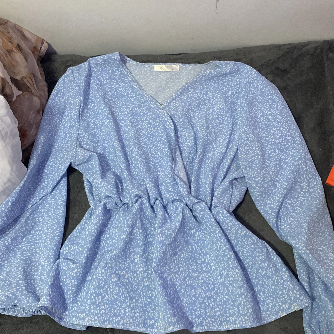 Blommig blå omlottblus från By-L