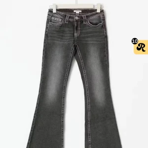 Svarta bootcut jeans - Snygga svarta jeans med bootcut-modell och markerade vita kontrastsömmar. Knappt använda , nypris är 360kr