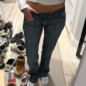 Lågmidjade jeans! - Jättecoola jeans med detaljer fram och baktill 