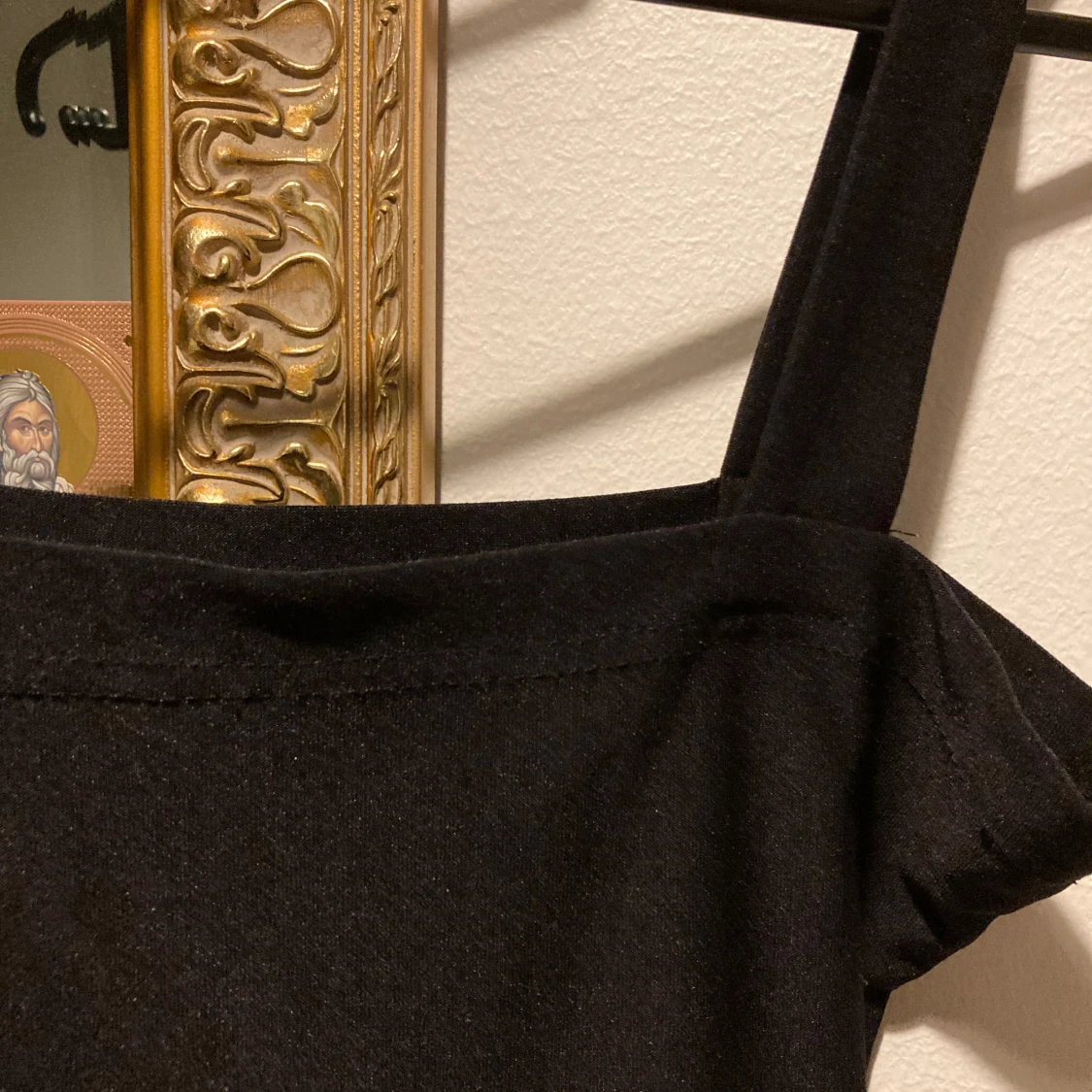 Svart linnetopp med breda axelband - 1