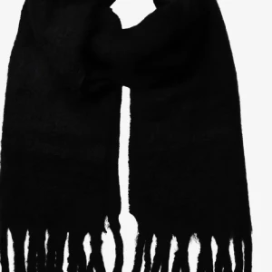 Svart stickad halsduk med fransar - Snygg svart halsduk med långa fransar i ändarna. Stickad i mjukt material som känns skönt mot huden och passar perfekt när det är kallt ute. Enkel och stilren design som funkar till de flesta jackor och outfits.