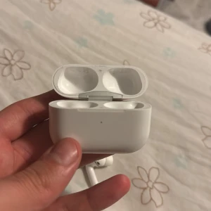 AirPods Pro skal - Säljer ett par AirPods Pro som är ÄKTA, hörlurarna fungerar dock inte pga vattenskada men skalet funkar som vanligt 