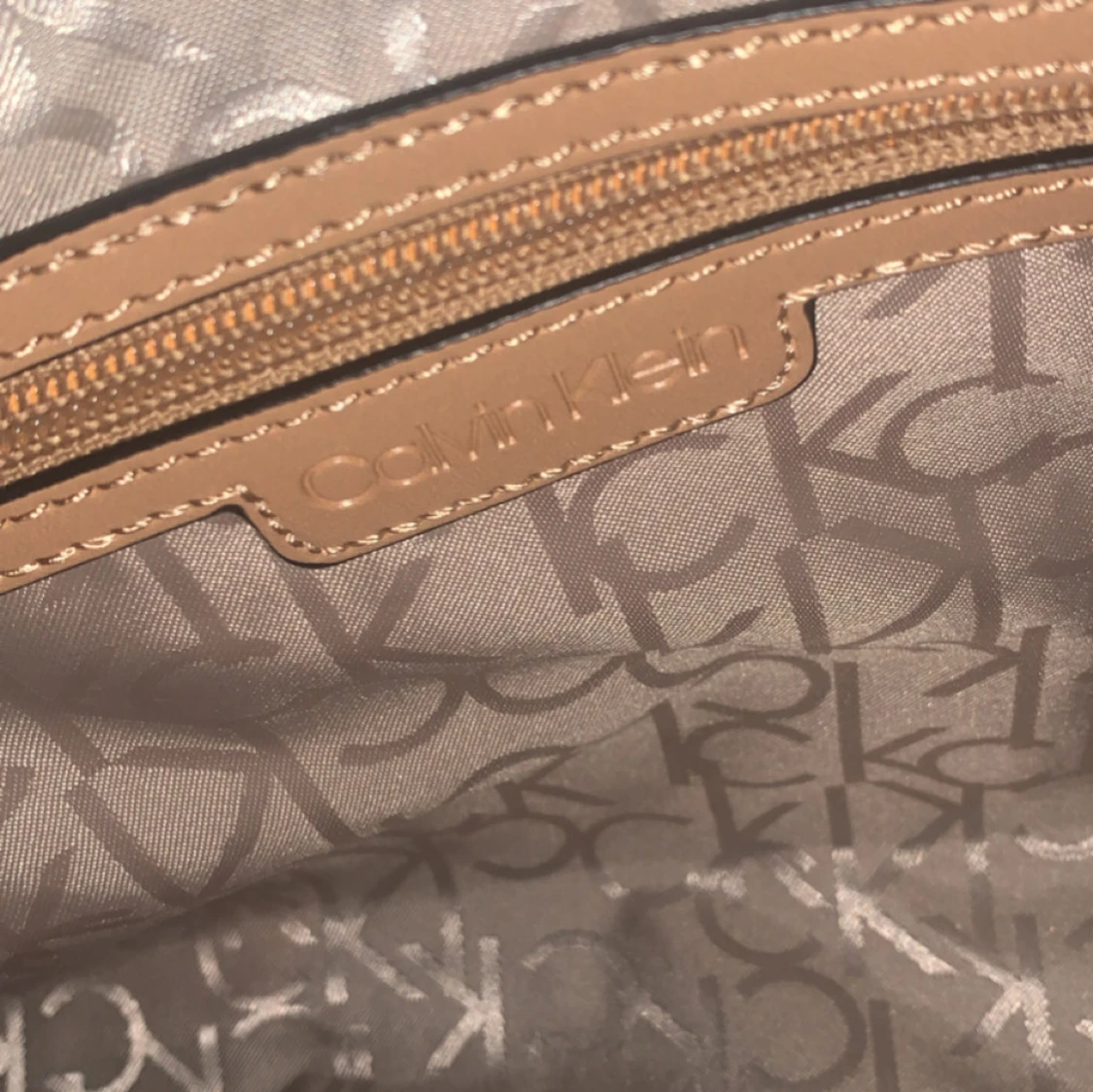 Brun handväska från Calvin Klein - 4