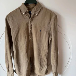Ralph Lauren - Klassisk grön skjorta från Ralph Lauren Perfekt för en stilren och avslappnad look. Nypris är 1799kr. Priset kan diskuteras vid en snabb affär 