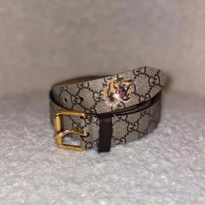 Äkta Gucci Bälte (Kvitto finns) - Säljer detta efter traktade Gucci Monogram Canvas Tiger Head bältet | självklart är bältet äkta kvitto finns | Bältet är i bra skick | Det är 80 cm långt | skickar inom 24 h 🚚💨| skriv för mer bilder eller vid övriga funderingar. 