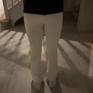 Vita kostymbyxor från Zara  - Vita kostymbyxor från Zara. Helt oanvända, lappan sitter kvar 