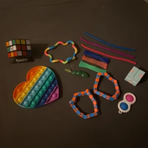 Olika fidget toys - Skriv vilka eller vilken ni vill köpa om ni vill köpa så säger jag priset om ni funderar, man kan köpa allt eller om man bara vill köpa en sak.glömde lägga till ananasen i första bilden med det är en stress boll typ fast en ananas.