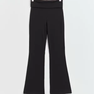 yuga pants  - Säljer mina svarta yuga pants då dom blivit försmå!! 🥹👩🏼‍❤️‍💋‍👩🏽💞