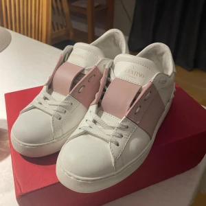 Valentino skor - Valentino opens, storlek 35.5. Passar storlek 36. Mycket fint skick, endast använda fåtal gånger. Säljer pga förliten storlek. Självklart äkta. Kartong, dustbag och nya skosnören medföljer.   Viss prutmån finns ☺️