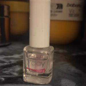 Depend 7day Protecting Base - Depend 7day Protecting Base är ett genomskinligt nagellack i glasflaska med vit kork. Perfekt som baslack för att skydda naglarna och ge en jämn yta innan färgat lack appliceras. Enkel att använda och ger en snygg finish.