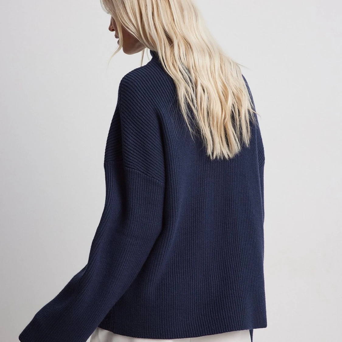 Mörkblå stickad  - 1