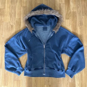 Oversized Abercrombie&Fitch zip with fur  - Äkta Abercrombie&Fitch zip som passar S-L beroende på hur man vill den ska sitta. Pälsen är påsydd av mig precis som midjan är sydd för att ha en tightare passform, därför tvätta den helst vara för hand. Själva hoodien är köpt secondhand så det kan finns små skavanker men inget som är direkt märkbart isf. Finns även uppe på min vinted, skicka ett dm för fler frågor eller bilder. Kolla mina andra annonser för likande produkter!