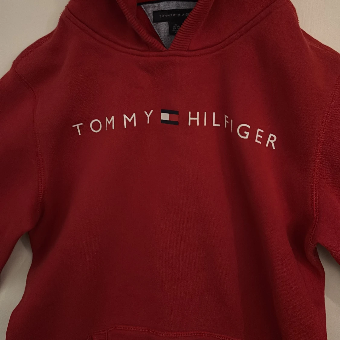 Röd hoodie Tommy Hilfiger XL - 1