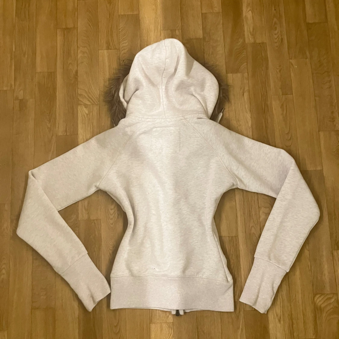 Beige hoodie med fuskpäls och dragkedja - 1